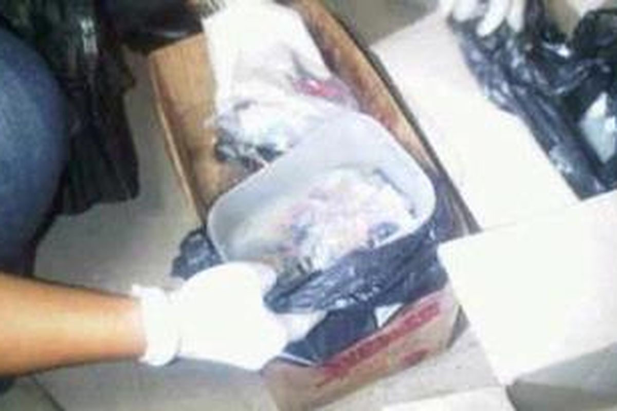 Selain bubuk mesiu, pihak kepolisian juga menemukan timbangan, cobek, potongan pipa, mangkok, handphone, rangkaian elektronik sebagai penghubung, dan catatan tangan yang bertulis rumus di kediaman Thariq, di Jalan Teratai 7, Jembatan 5, Tambora, Jakarta Barat.