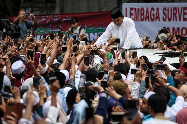 Capres nomor urut 02, Prabowo Subianto tiba di kediaman Kertanegara untuk mendeklarasikan kemenangannya pada Pilpres 2019 di Jakarta Selatan, Jumat (19/4/2019). Prabowo kembali mendekalarasikan kemenangannya versi real count internal BPN sebesar 62 persen.