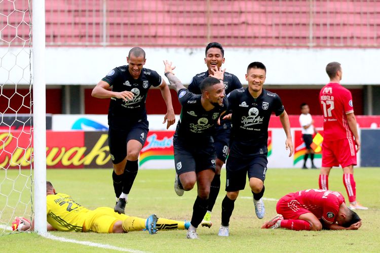 Pemain Persebaya Surabaya Silvio Junior selebrasi seusai menjebol gawang Persija Jakarta di menit akhir saat pertandingan pekan ke-15 Liga 1 2022-2023 yang berakhir dengan skor 1-1 di Stadion Maguwoharjo Sleman, Jumat (16/11/2022) sore.