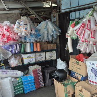 UMKM terpaksa menaikan harga dagangannya karena harga plastik terus meroket.