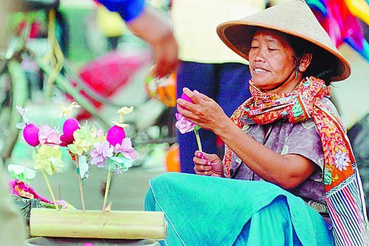Aneka jajanan tradisional yang sudah jarang ditemui banyak dijajakan di Pasar Sekaten. Sumiyem (40) menjual telur merah di depan pintu masuk Masjid Kauman Yogyakarta, Minggu (16/3). Ia menjual telur itu Rp 2.000 per butir. Ia menghabiskan 3 kilogram telur per hari.  