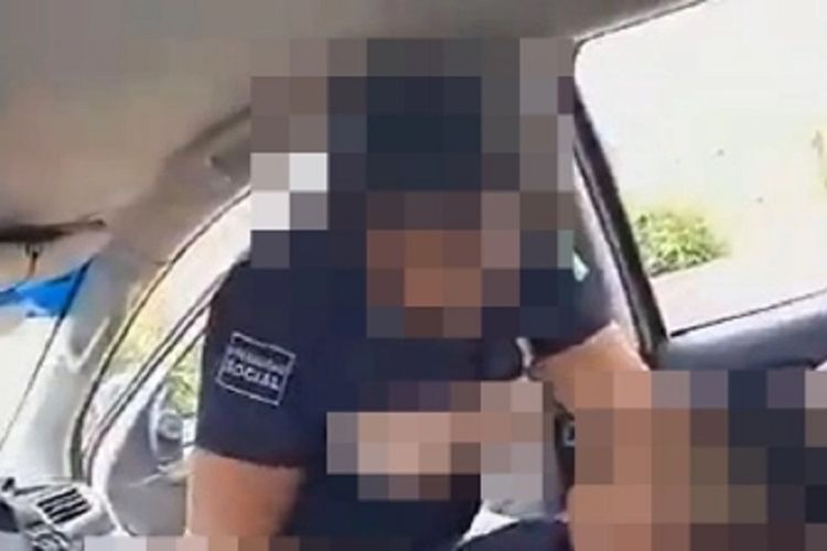 Potongan video yang viral memperlihatkan dua polisi di Meksiko terekam berhubungan seks. Dua polisi ini dipecat setelah videonya viral.