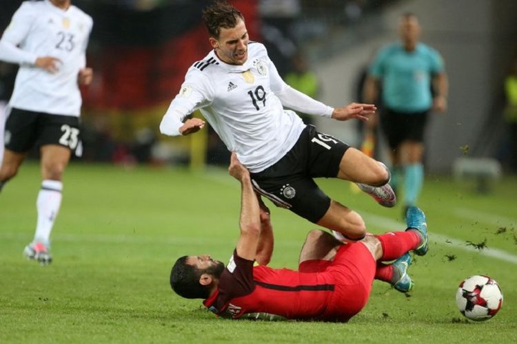 Pemain Azerbaijan, Rahid Amirguliyev, mengganjal gelandang timnas Jerman, Leon Goretzka, pada pertandingan kualifikasi Piala Dunia 2018 di Stadion Fritz Walter, Minggu (8/10/2017).