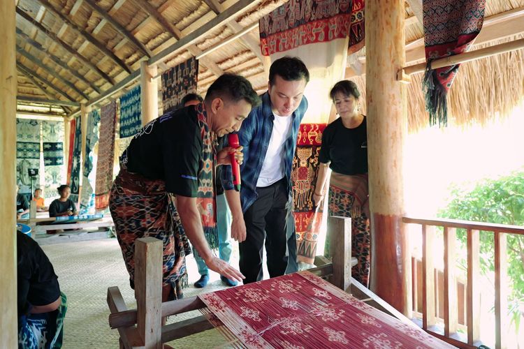 Duta Bakti BCA Nicholas Saputra terlibat dalam diskusi bersama para penenun Sumba.