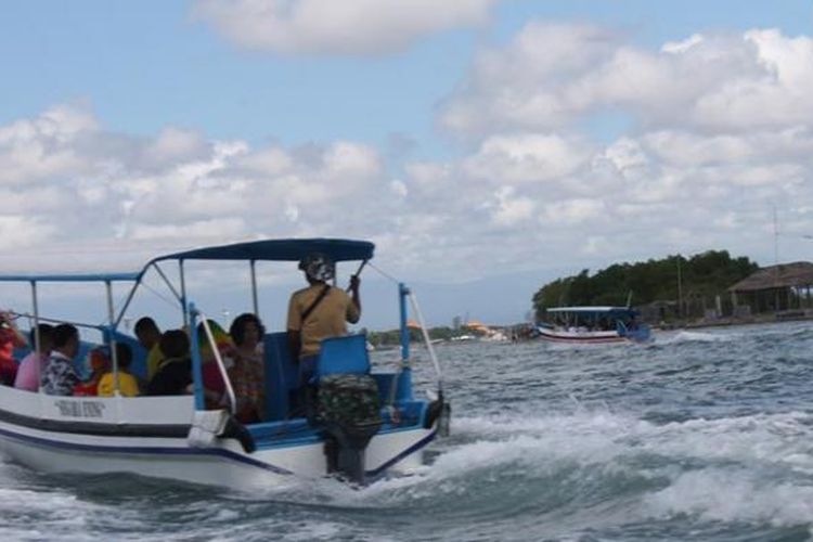 Glass Bottom Boat mengantarkan wisatawan menuju Pulau Penyu, Tanjung Benoa, Bali.