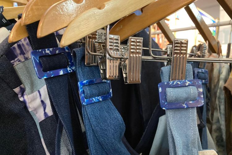 Produk fesyen dari jenama lokal asal Banyuwangi bernama Organic Culture. Mereka memanfaatkan sumber daya alam di kawasan, serta limbah plastik dan kain perca dari pesisir pantai yang dikumpulkan setiap kegiatan pembersihan pantai tahunan.