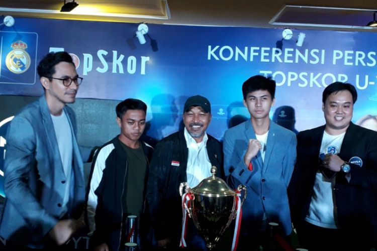 Pelatih tim nasional U-16 Indonesia Fakhri Husaini (topi, tengah) saat ditemui di Kantor Kemenpora, Jakarta, Selasa (23/10/2018).