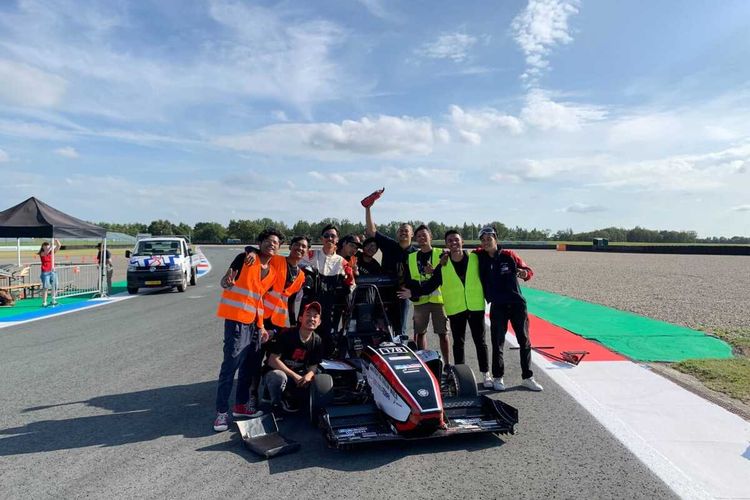 Tim Bimasakti Universitas Gadjah Mada (UGM) saat di Sirkuit TT Assen mengikuti kompetisi mobil balap Formula Student Netherlands (FSN) 2022. (Foto dokumentasi Humas UGM).