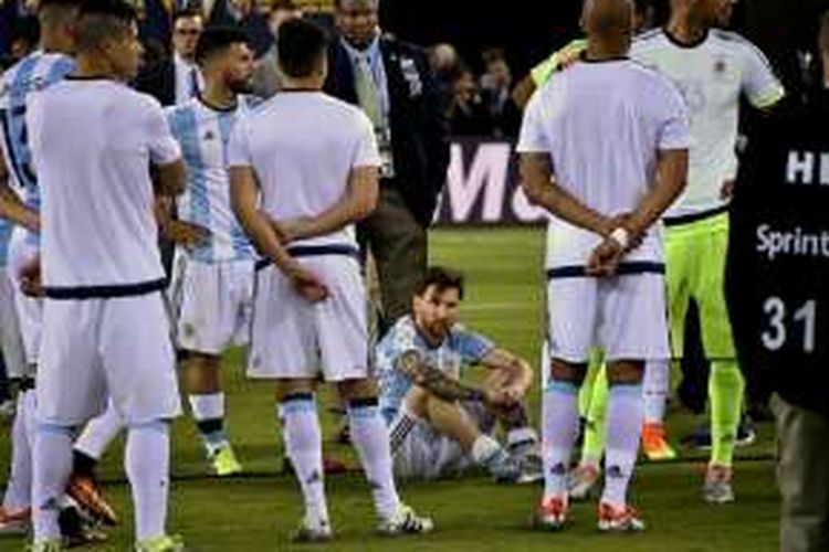 Lionel Messi tertegun seusai Argentina kalah dari Cile pada final Copa America Centenario, Minggu (26/6/2016). 