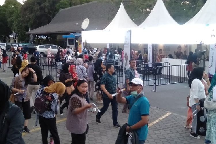 Situasi loket tiket Batik Music Festival di Candi Prambanan, Yogyakarta, Sabtu (5/10/2019)