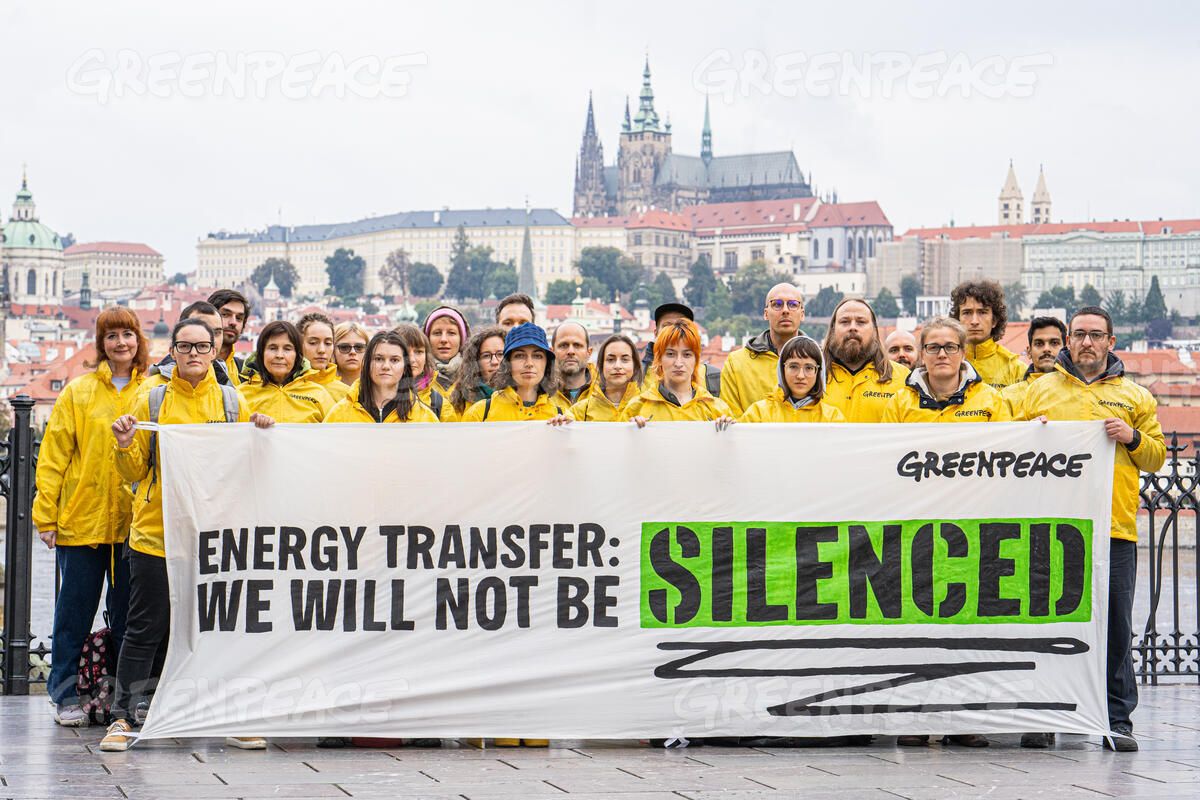 Sebagai bagian dari Pekan Aksi Global, para aktivis dan pendukung Greenpeace Republik Ceko membentangkan spanduk menunjukkan solidaritas yang meluas dari jaringan Greenpeace global untuk mengirim pesan kepada Energy Transfer, pada 2024.