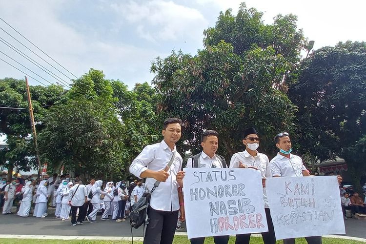 Foto-foto: Ribuan tenaga kesehatan (nakes) honorer Pemerintah Kota Tasikmalaya, berunjukrasa menuntut diangkat PPPK otomatis karena masa pengabdiannya sudah belasan sampai puluhan tahun melayani kesehatan jutaan masyarakat di Kantor DPRD Kota Tasikmalaya, Kamis (28/7/2022).