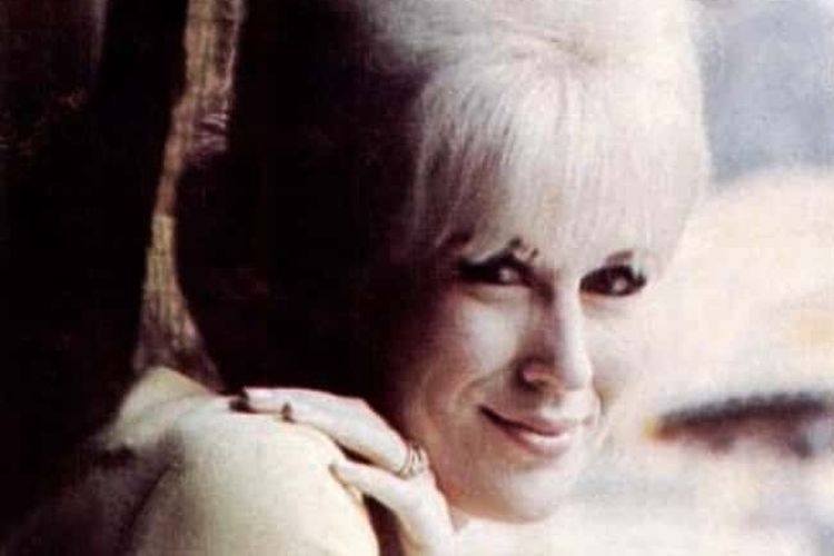 Tokoh penyanyi Inggris, Dusty Springfield. [Wikimedia Commons Via Medium.com]