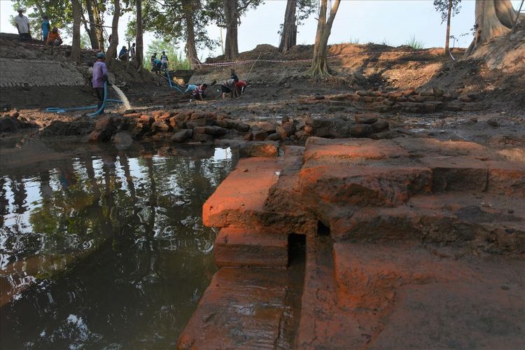 Penemuan baru di lokasi situs purbakala di Dusun Sumberbeji, Desa Kesamben, Kecamatan Ngoro, Kabupaten Jombang, Jawa Timur. Hingga Sabtu (3/8/2019) nanti, Balai Pelestarian Cagar Budaya (BPCB) Jawa Timur melakukan survei penyelamatan di lokasi penemuan situs.