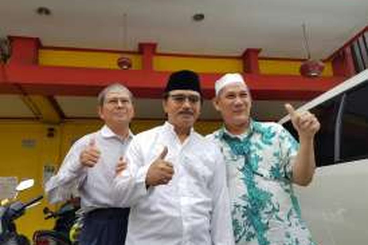 Bakal calon gubernur DKI Jakarta, Adhyaksa Dault (tengah) di Masjid Lautze, Jakarta Pusat, Jumat (20/5/2016).