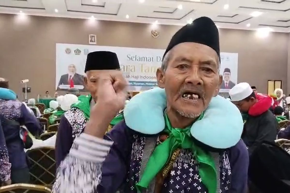 Kakek Mardikan (67) saat akan berangkat menuju Tanah Suci Mekkah dari Asrama Haji Sukolilo Surabaya. 