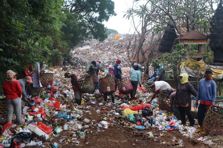 Warga Keluhkan Bau Menyengat TPA Bengkala Buleleng, Kepulan Asap Muncul Saat Malam