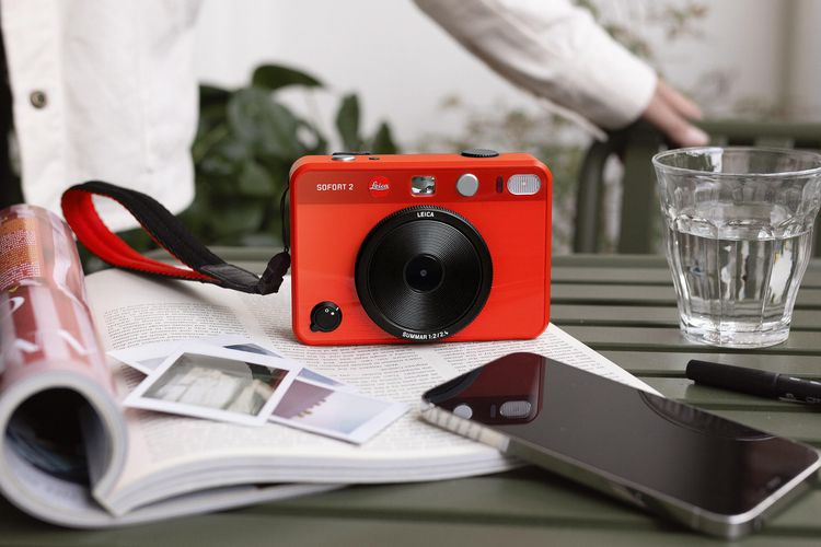 Leica meluncurkan kamera instan terbarunya, yakni Sofort 2. Kamera instan ini dapat memotret sekaligus mencetak foto yang baru dibidik secara langsung