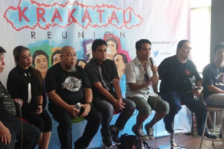 Grup band Krakatu Reunion saat jumpa pers di Surabaya, Kamis (5/1/2017)