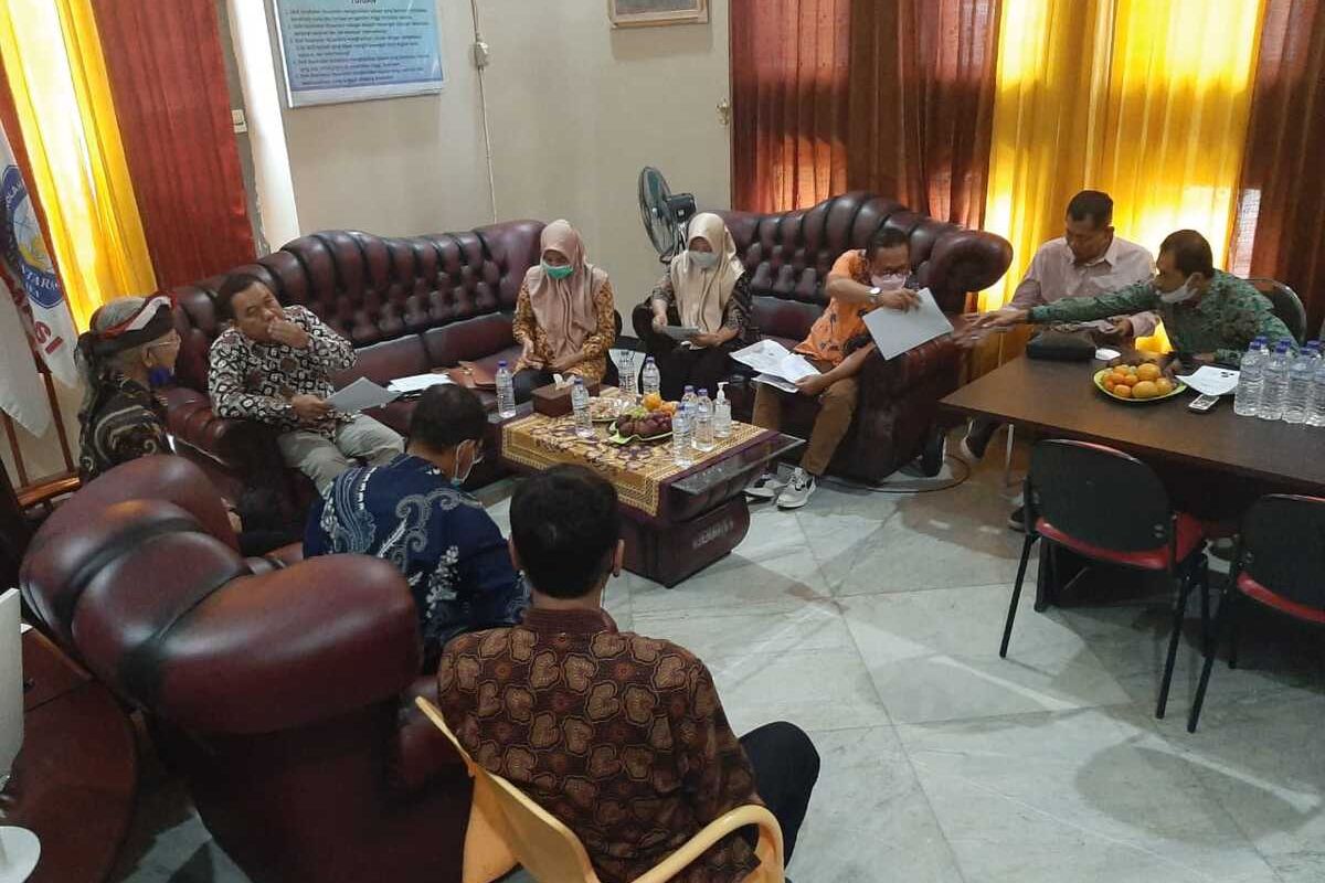 Anggota DPRD Ponorogo mengunjungi kampus tempat Bupati Ponorogo berkuliah di Surabaya, Kamis (3/2/2022).