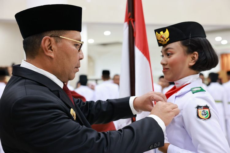 Wali Kota Makassar Moh Ramdhan Pomanto mengukuhkan puluhan Pasukan Pengibar Bendera Pusaka (Paskibraka) Kota Makassar yang akan bertugas dalam pengibaran bendera pada Upacara Peringatan Hari Ulang Tahun (HUT) ke-78 Republik Indonesia di Kota Makassar, Sulawesi Selatan. 
