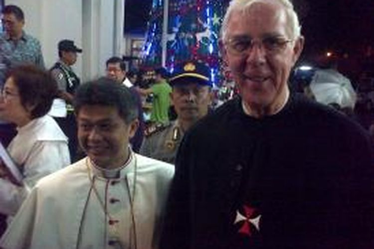 Pastor Kepala Gereja Katedral Santo Petrus Bandung, Leo van Beurden OSC (kanan).