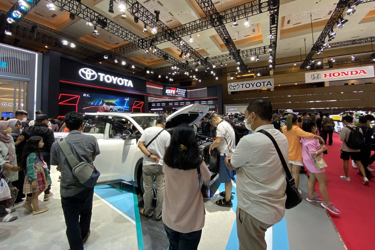 Suasana booth Toyota