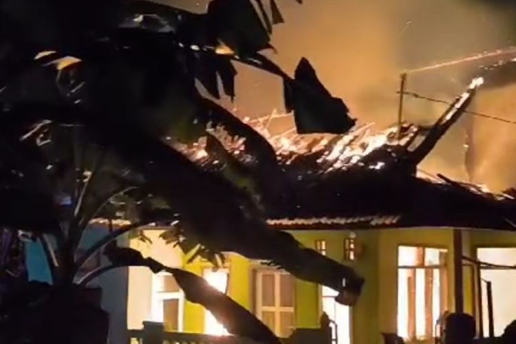 Rumah milik pasangan suami istri terbakar saat pemilik shalat tarawih di Kecamatan Jamanis, Kabupaten Tasikmalaya, Jawa Barat, Kamis (21/3/2024) malam.