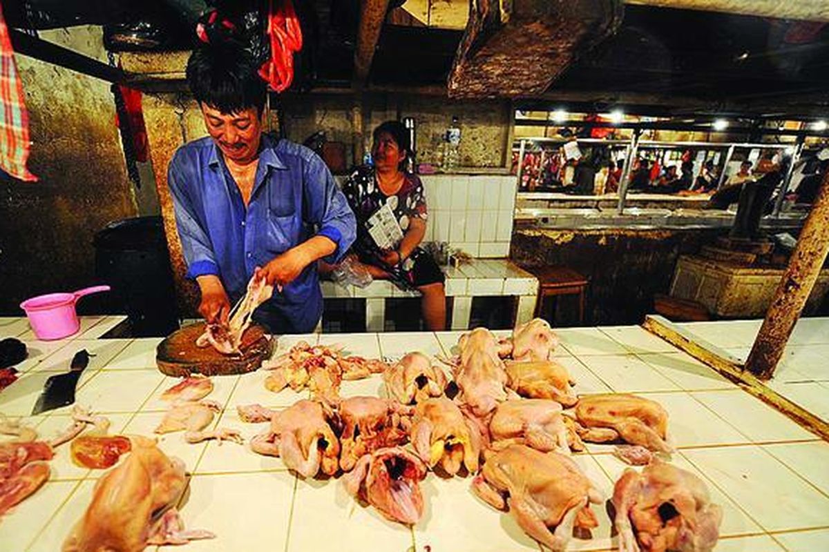 Menjelang Lebaran, harga daging ayam mulai merambat naik, seperti di Pasar Senen, Jakarta Pusat, Jumat (3/9). Satu kilogram daging ayam yang sebelumnya Rp 20.500 kini menjadi Rp 26.000.