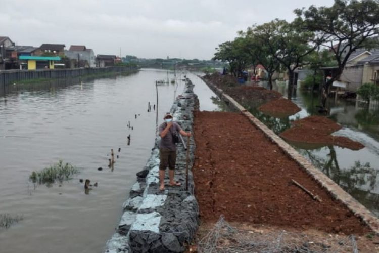 Debit Air Kali Leduk (kiri) di Periuk, Kota Tangerang, yang tergolong masih normal dan Perumahan Garden City (kanan) yang sempat terendam genangan air pada Senin kemarin. Per Selasa (10/8/2021), genangan di Perumahan Garden City disebut telah surut.  