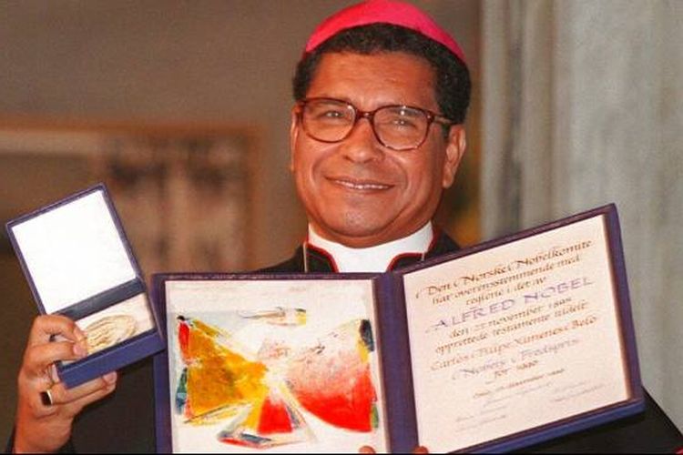 Pemenang Hadiah Nobel Perdamaian, Uskup Belo menunjukkan sertifikat dan medali di upacara Nobel 10 Desember 1996. Uskupp Belo dituduh lakukan pelecehan seksual anak laki-laki di Timor Timur tahun 1990-an, mengguncang Timor Leste dan memaksa pejabat di Vatikan dan ordo keagamaannya berebut memberikan jawaban.