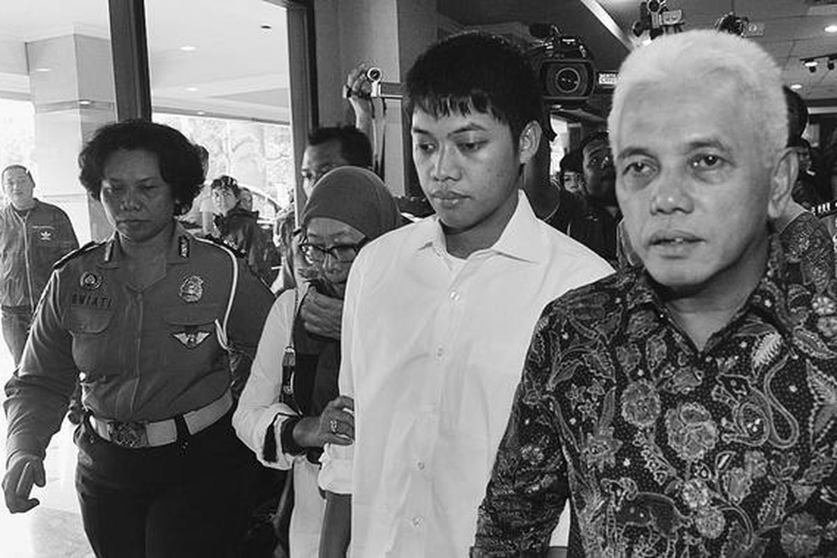 Hatta Rajasa (kanan) beserta istri (kedua dari kiri)  mengantarkan anak mereka, M Rasyid Amrullah Rajasa, ke Direktorat Lalu Lintas Polda Metro Jaya, di Pancoran, Jakarta Selatan, Senin (7/1). Rasyid datang ke Polda Metro untuk menjalani pemeriksaan sebagai tersangka terkait kecelakaan yang menewaskan dua orang pada 1 Januari lalu.