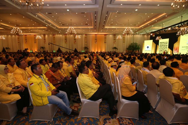 Suasana acara Musyawarah Nasional Luar Biasa (Munaslub) Partai Golkar di JCC, Senayan, Jakarta, Senin (18/12/2017). Munaslub ini dilakukan untuk memilih ketua umum baru Partai Golkar yaitu Airlangga Hartarto untuk menggantikan Setya Novanto yang menjadi tersangka kasus pidana korupsi KTP elektronik.