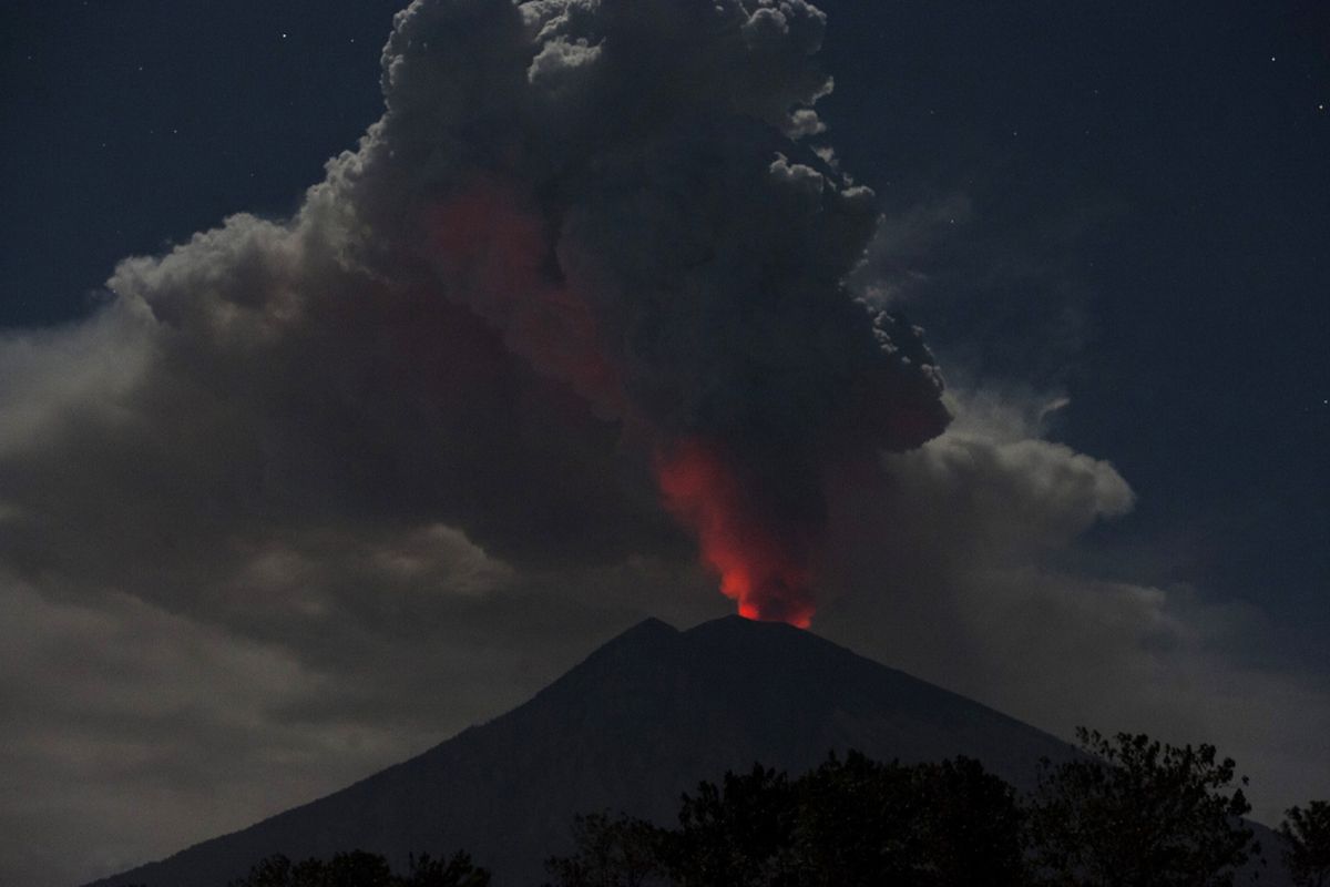 Cahaya magma dalam kawah Gunung Agung terpantul pada abu vulkanis ketika diabadikan dari Desa Datah, Karangasem, Bali, Jumat (29/6). Pusat Vulkanologi dan Mitigasi Bencana Geologi mencatat terjadinya erupsi Gunung Agung dengan tinggi kolom abu mencapai 2.000 meter namun status gunung tersebut masih pada level siaga. ANTARA FOTO/Nyoman Budhiana/SPt/18.