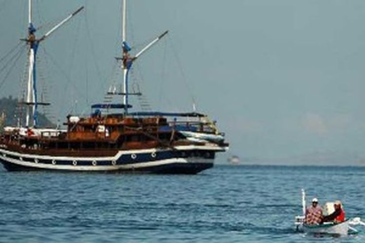 Sejumlah kapal berlabuh di Labuan Bajo, Manggarai Barat, Flores, Nusa Tenggara Timur, Senin (4/6/2012). Dari sinilah para wisatawan menuju sejumlah pulau yang menjadi habitat alami satwa endemik komodo, seperti Pulau Rinca, Pulau Komodo, Nusa Kode, dan Gili Motang.