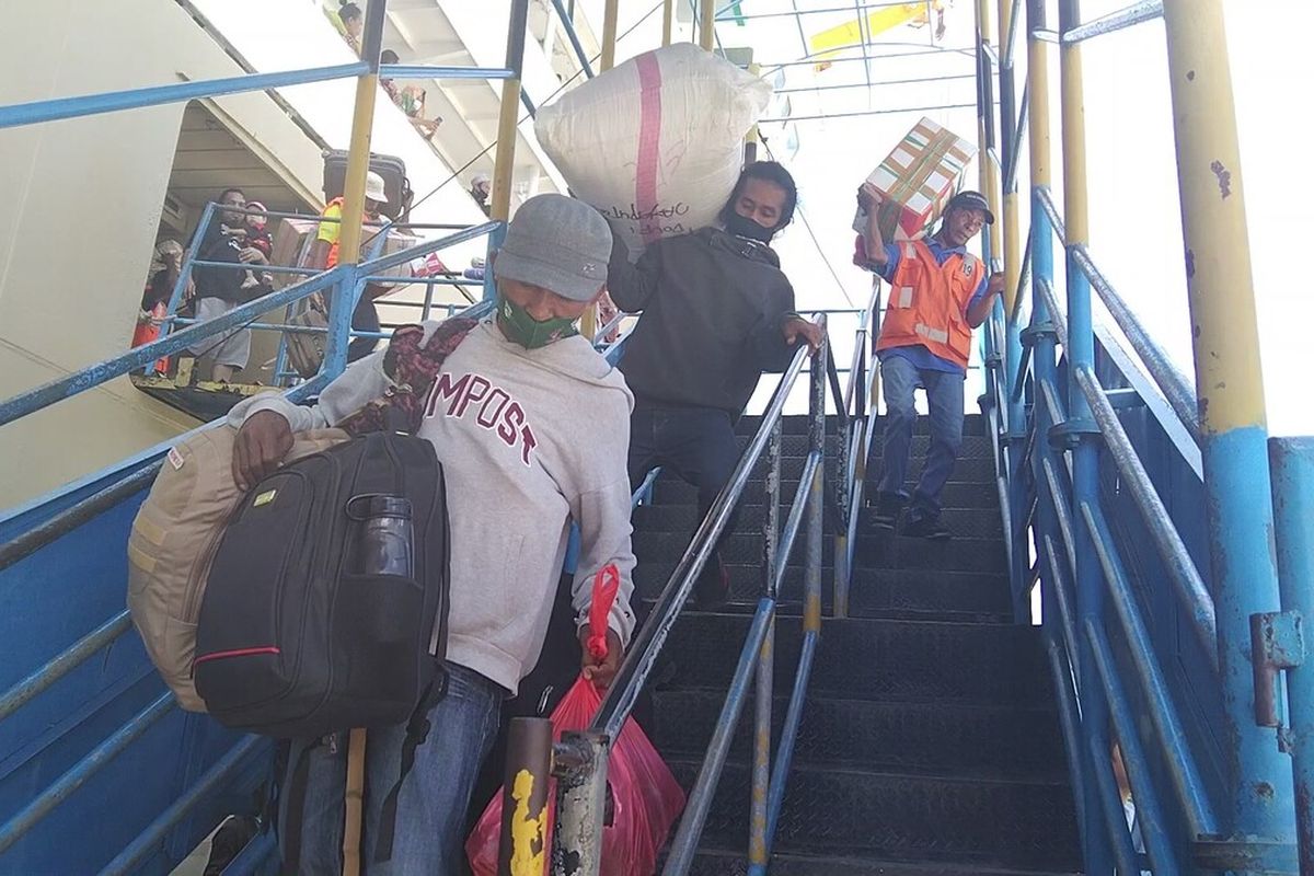 Sekitar 1800 penumpang kapal Pelni KM Dobonsolo turun di pelabuhan Murhum, Kota Baubau, Sulawesi Tenggara, Sabtu (24/4/2021) siang. Penumpang yang turun diduga warga yang duluan curi star untuk mudik sebelum aturan larangan mudik diberlakukan oleh pemerintah di bulan Mei 2021.