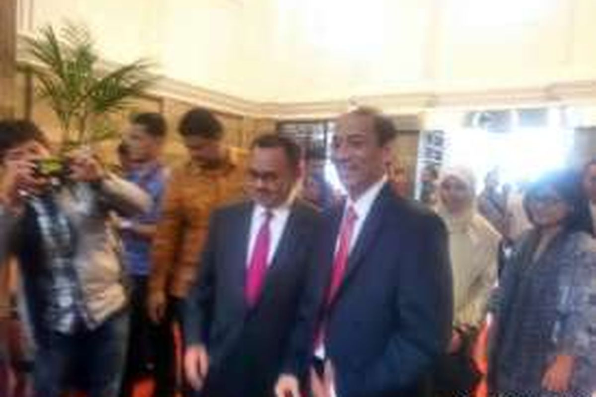 Menteri Energi dan Sumber Daya Mineral (ESDM) terpilih Archandra Tahar (kanan) bersama Sudirman Said, saat serah terima jabatan, Jakarta, Rabu (27/7/2016).