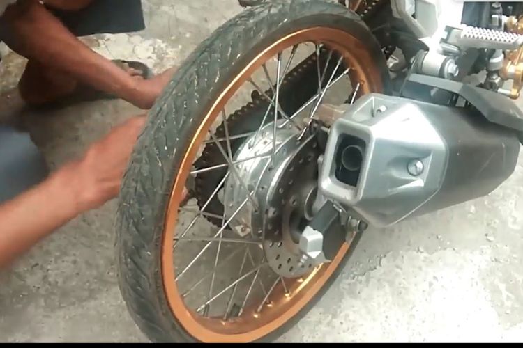 Motor Jangan Pakai Ban Cacing Bahaya