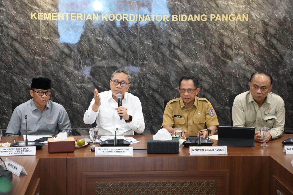 Menteri Dalam Negeri Muhammad Tito Karnavian bersama Menteri Koordinator Bidang Pangan Zulkifli Hasan serta Menteri Desa dan Pembangunan Daerah Tertinggal (Mendes PDT) Yandri Susanto dalam Rapat Koordinasi dengan agenda Penyelarasan Regulasi Antar-Kementerian/Lembaga, yang digelar di Kantor Kementerian Koordinator Bidang Pangan, Jakarta, Selasa (5/8/2025).