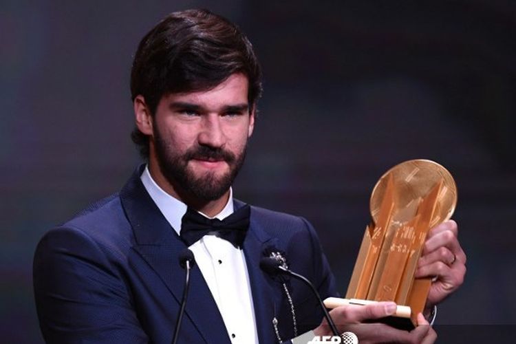 Kiper Liverpool, Alisson Becker, meraih Trofi Yachine sebagai penjaga gawang terbaik dunia pada 2019.