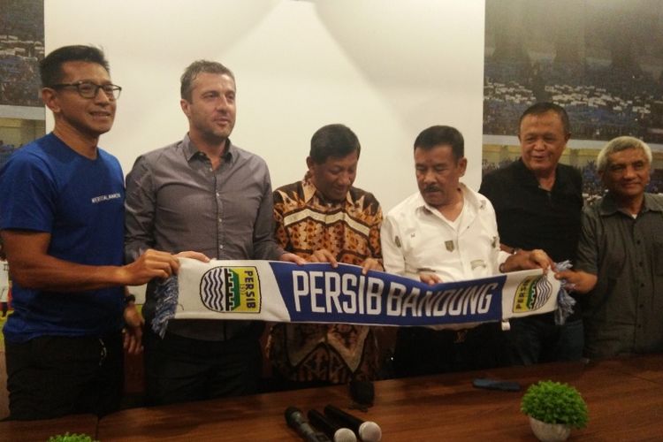 Para petinggi PT Persib Bandung Bermartabar saat memperkenalkan pelatih anyar Persib, Miljan Radovic di Graha Persib, Jalan Sulanjana, Rabu (9/1/2019).