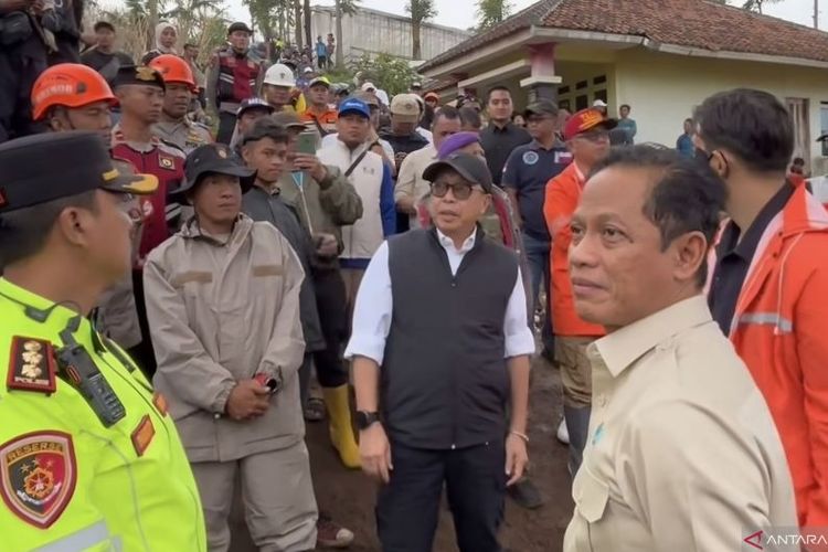 Menteri Lingkungan Hidup Hanif Faisol Nurofiq saat meninjau kondisi lahan di area longsor Cisarua, Kabupaten Bandung Barat pada Minggu (25/1/2026). 