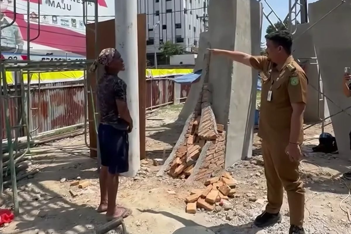 Wali Kota Medan Bobby Nasution saat meninjau proyek pembangunan Tugu di persimpangan antara Jalan Balai Kota dan Putri Hijau, Kota Medan, Senin (22/7/2024)