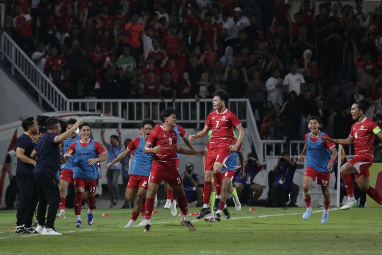 Pemain Timnas U 19 bernomor 7, Reno Salampessy berselebrasi usai mencetak gol ke gawang Vietnam  di Stadion Utama, Sumatera Utara, Minggu (7/6/2026)     