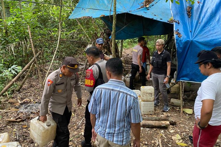 Puluhan aparat keamanan dari Polres Buton menggerebek pabrik pembuatan minuman keras (miras) tradisional di dalam hutan di desa Warinta, Kecamatan Pasarwajo, Kabupaten Buton, Sulawesi Tenggara.