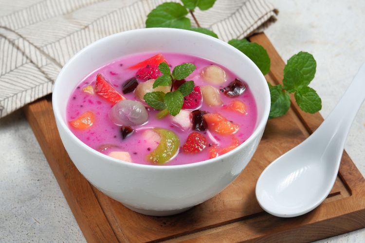 Sop buah, sajian minuman manis dingin yang cocok saat cuaca panas.