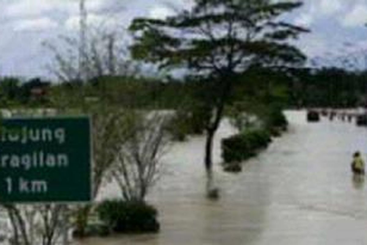 Ilustrasi banjir di Tol Ciujung sehingga memutus ruas Jakarta-Merak di KM 58-59. 