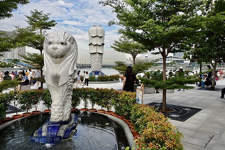 Patung anak Merlion di Merlion Park yang ukurannya lebih kecil, lokasinya berada di belakang patung Merlion utama, setinggi 8,6 meter