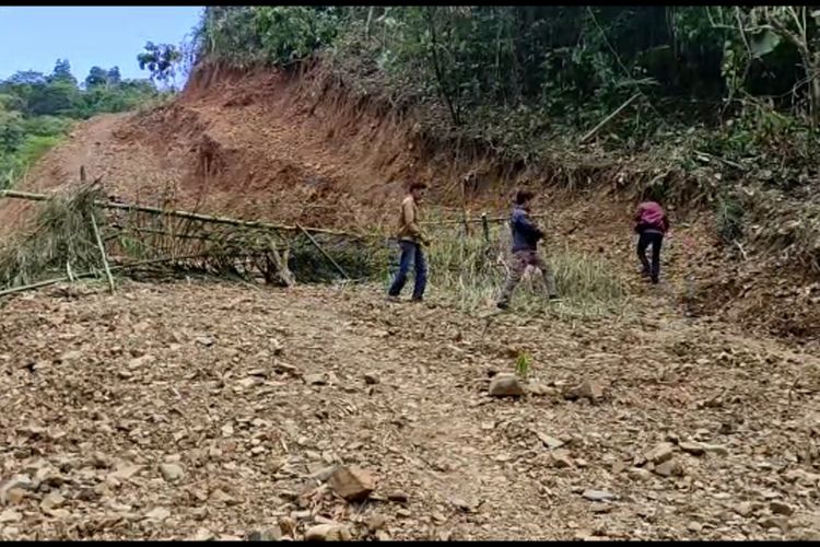 Jalan Desa Riso di Polewali Mandar, Sulawesi Barat, yang ditutup setelah salah satu calon kepala desa kalah dalam pemilihan.