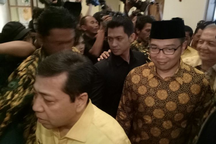 Ridwan Kamil bersama Ketua Umum Golkar Setya Novanto memasuki hall di DPP Golkar dalam acara penyerahan surat rekomendasi dari Golkar untuk mengusung Ridwan Kamil di Pilkada Jawa Barat